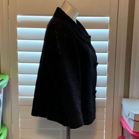 Chic Black Textured Women's Blazer - Picture 4 of 9